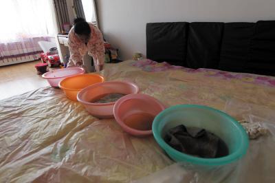 果洛楼上漏水，住户失联，小区没物管，业主维权难！律师来支招……